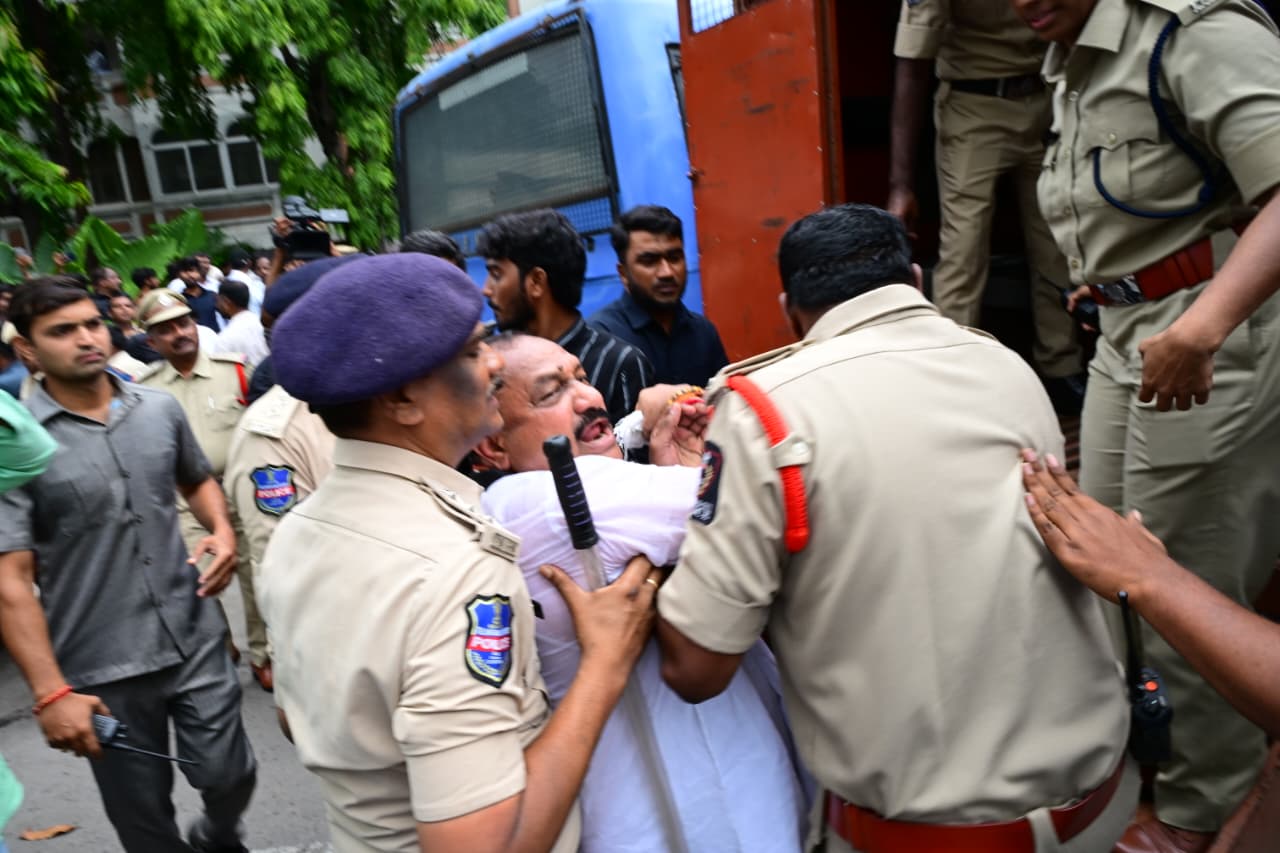 కాంగ్రెస్, బీజేపీ పోటా పోటీ నిరసన – అరెస్టులు కాంగ్రెస్, బీజేపీ పోటా పోటీ నిరసన – అరెస్టులు