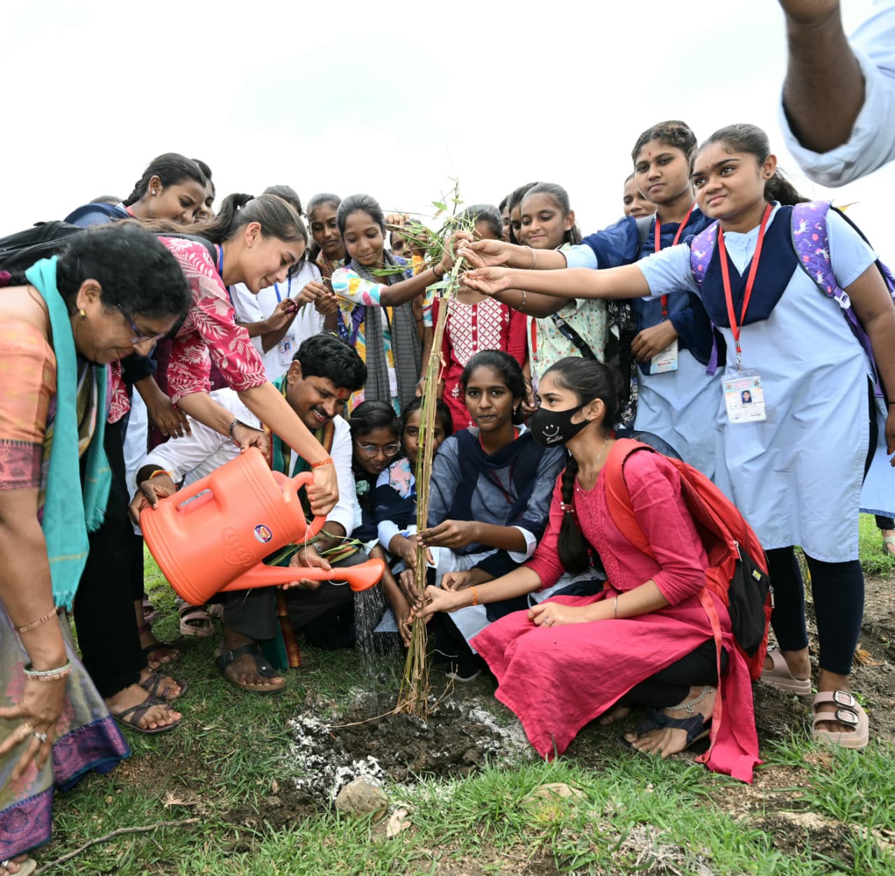 గ్రీన్ ఇండియా టార్గెట్ 100 కోట్ల మొక్క‌లు నాట‌డం