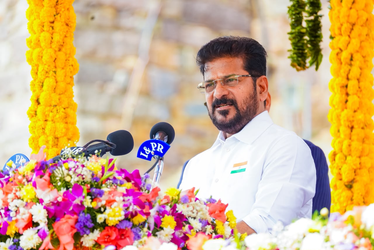 గోల్కండ‌లో మువ్వ‌న్నెల జెండా ఎగుర‌వేసిన సీఎం