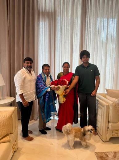 టీఆర్ఎస్ క‌వితతో టీవీకే విజ‌య్ జ్యోతిష్యుడి భేటీ