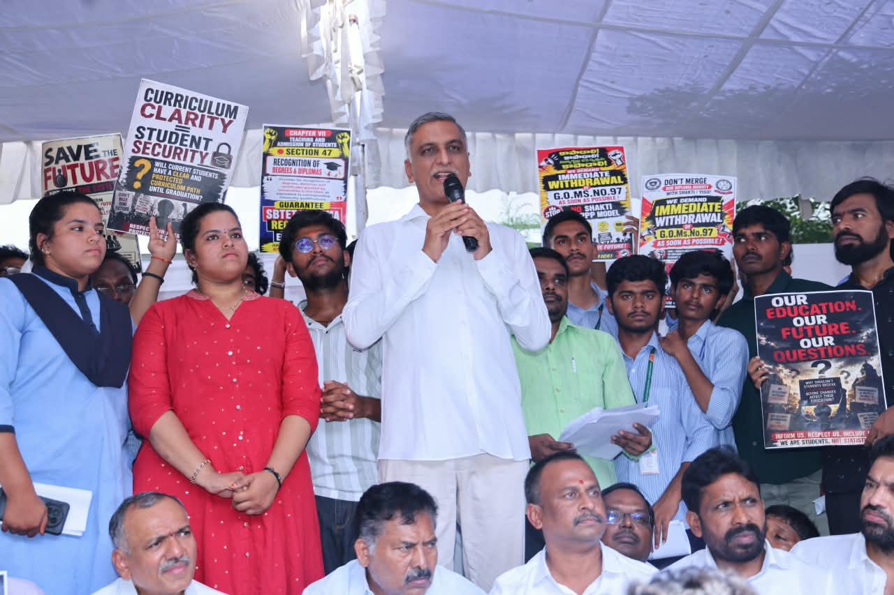 పాలిటెక్నిక్ విద్యార్థుల‌తో సీఎం చెల‌గాటం- హ‌రీష్