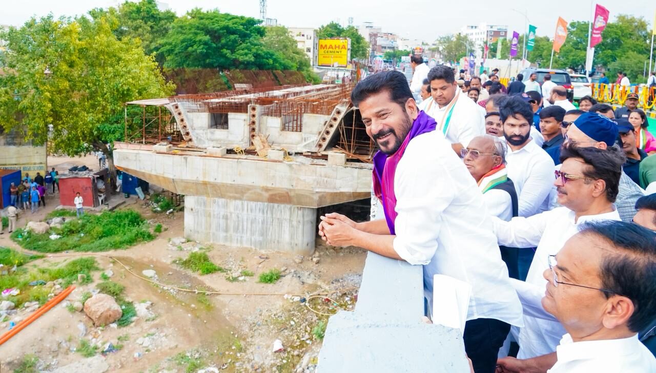 cm observing on musi bridge