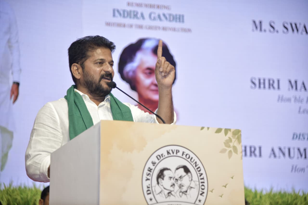 వైఎస్ చివరి కోరిక నెరవేర్చడమే నిజమైన నివాళి: సీఎం రేవంత్ రెడ్డి వైఎస్ చివరి కోరిక నెరవేర్చడమే నిజమైన నివాళి: సీఎం రేవంత్ రెడ్డి