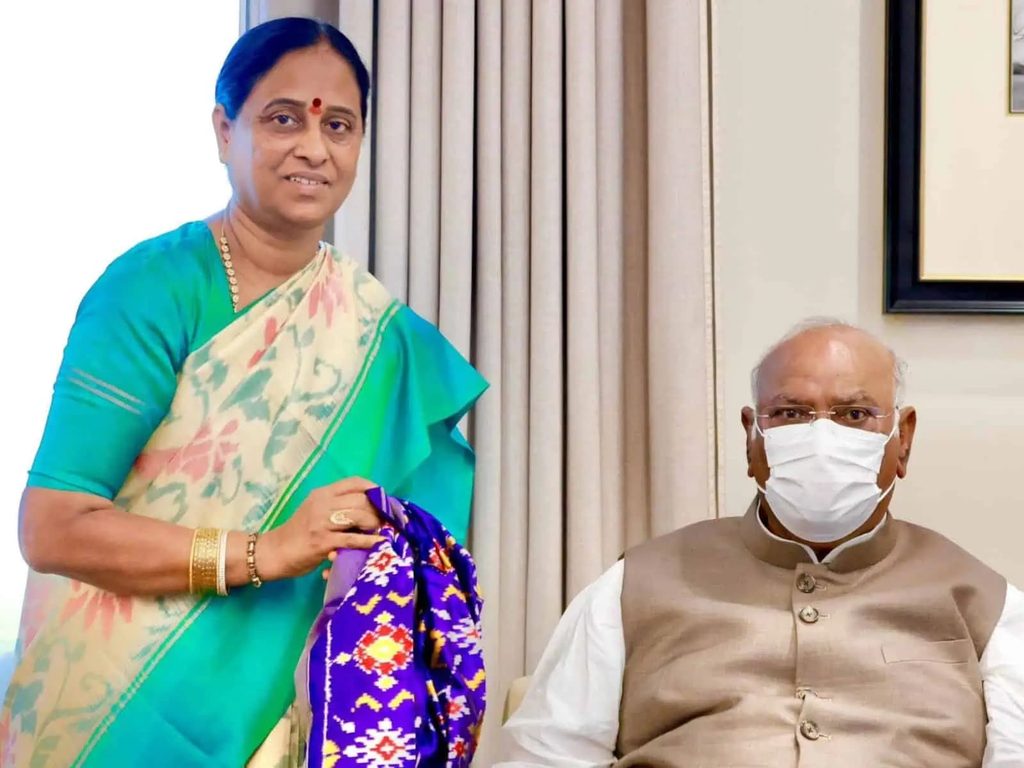 konda surekha with aicc president mallikarjun kharg