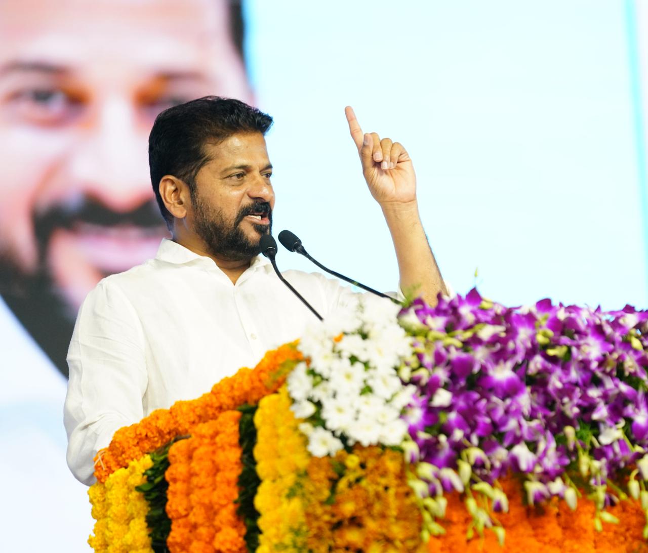 అసదుద్దీన్ దేశభక్తిపై సీఎం రేవంత్ ప్రశంసలు.. హిందుస్థాన్కు మద్దతు ఇచ్చారు అసదుద్దీన్ దేశభక్తిపై సీఎం రేవంత్ ప్రశంసలు.. హిందుస్థాన్కు మద్దతు ఇచ్చారు