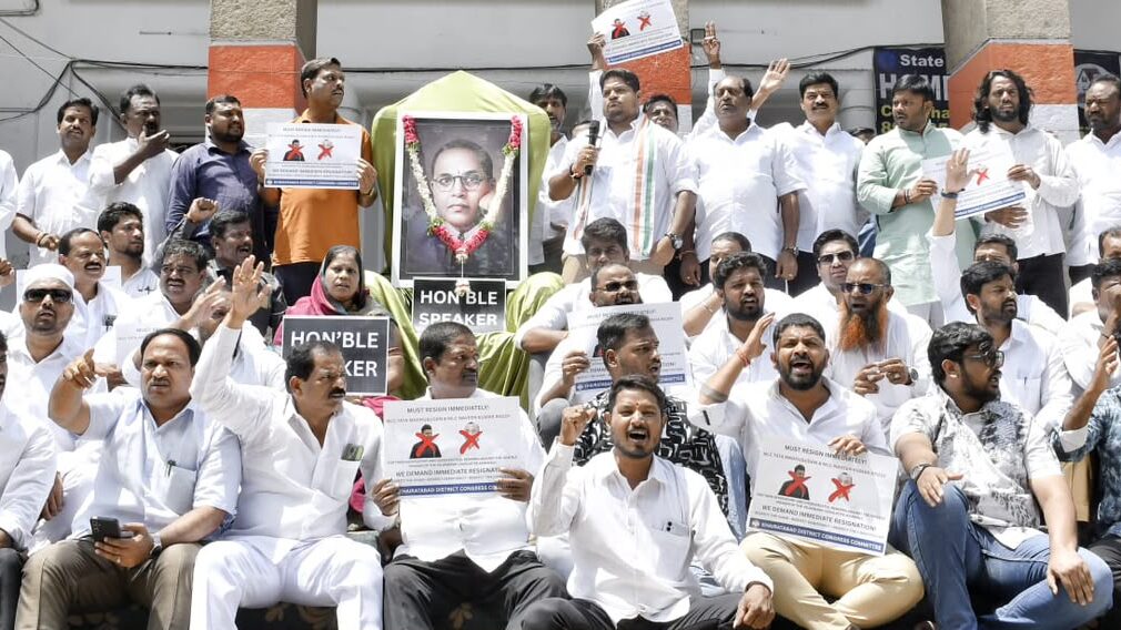 congress protest at gandhi bhavan