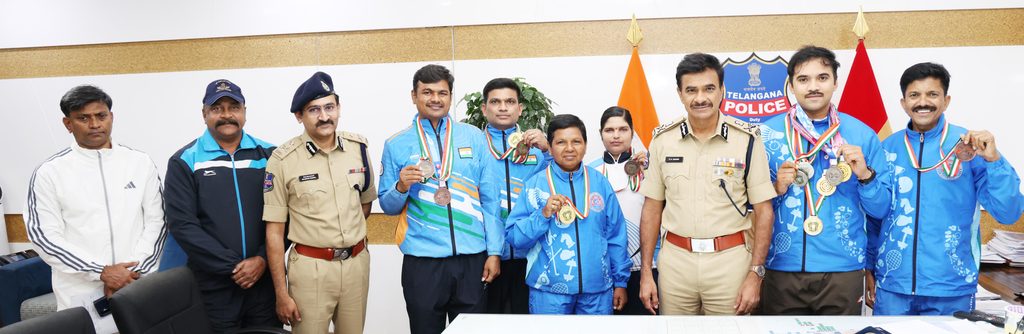 dgp cv anand congradulating winners