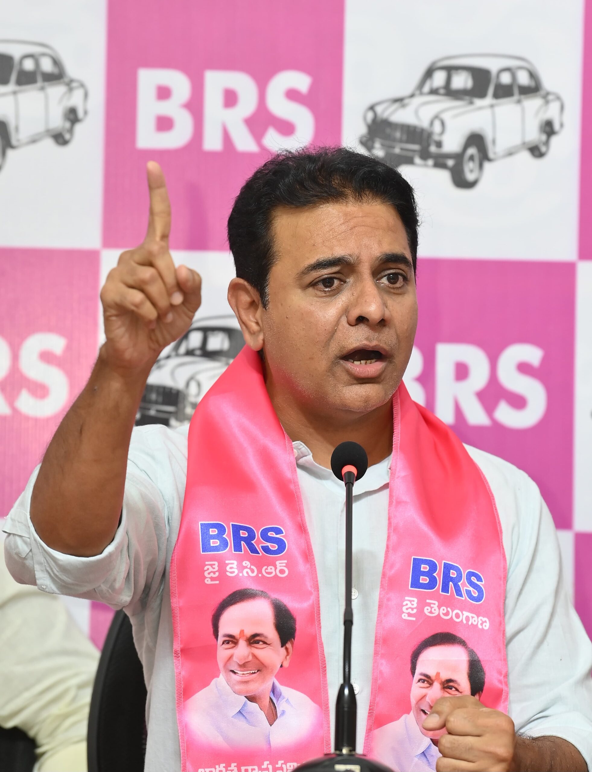 సీఎం రేవంత్ రెడ్డికి కేటీఆర్ బంపర్ ఆఫర్ సీఎం రేవంత్ రెడ్డికి కేటీఆర్ బంపర్ ఆఫర్